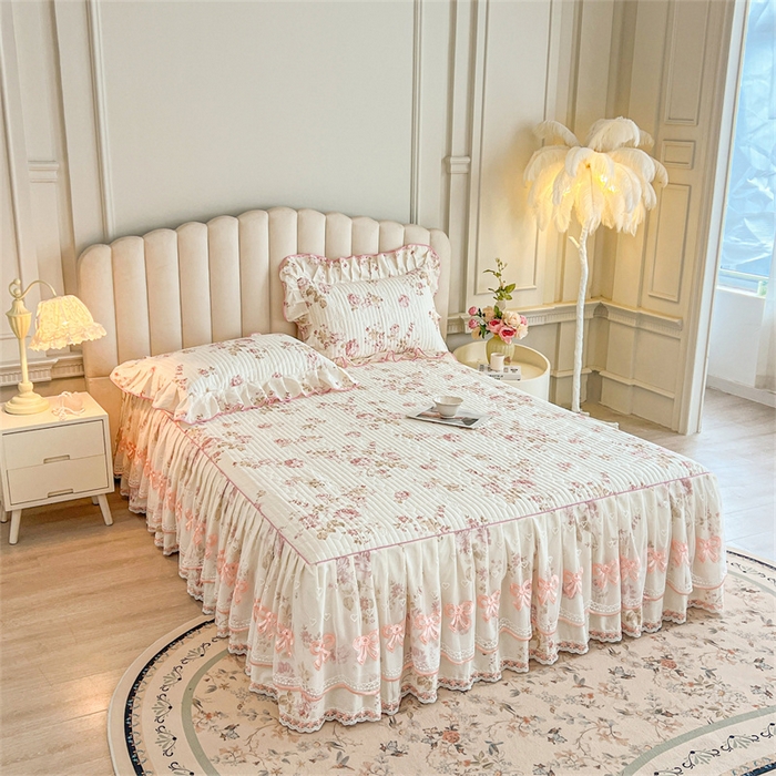 91家纺网 家纺一手货源 找家纺 宜凡家纺 2026新款全棉公主风夹棉床裙三件套 水苏栀清