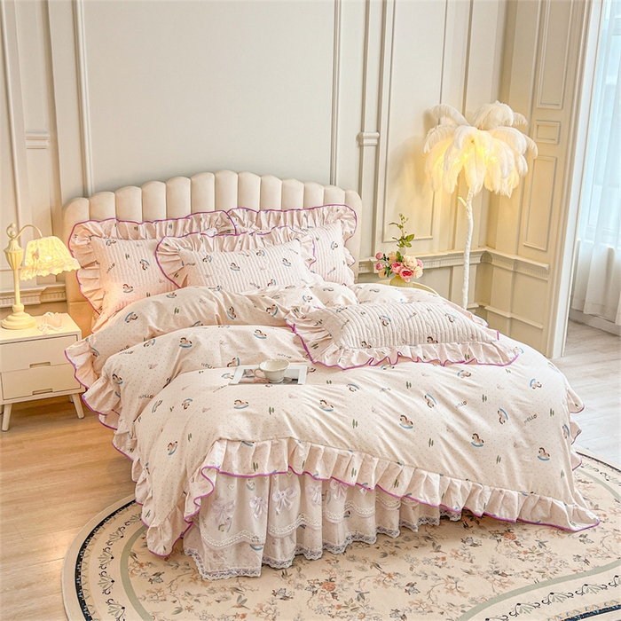 91家纺网 家纺一手货源 找家纺 宜凡家纺 2026新款全棉公主风夹棉床裙三件套 摇摇木马