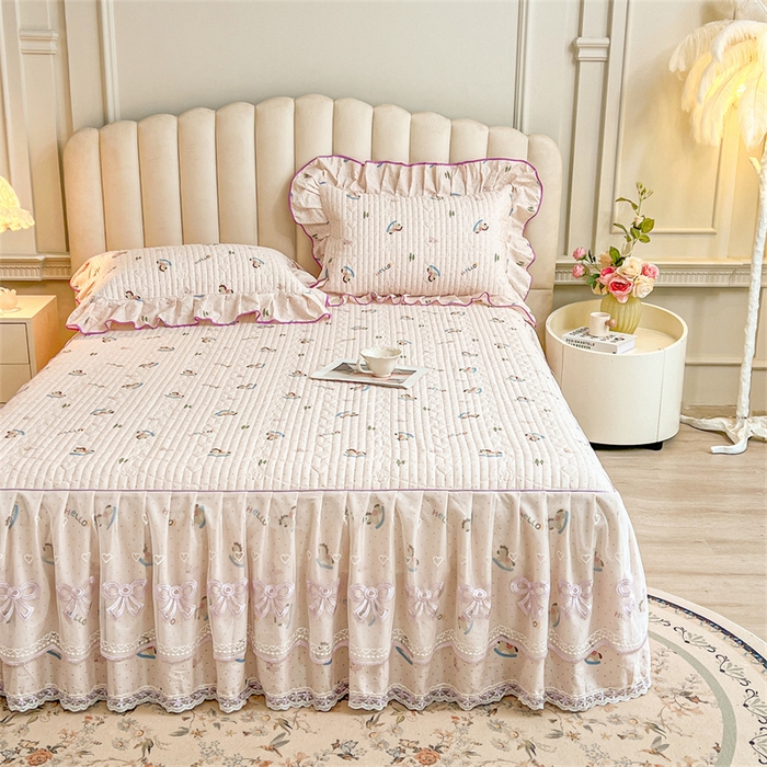 91家纺网 家纺一手货源 找家纺 宜凡家纺 2026新款全棉公主风夹棉床裙三件套 摇摇木马