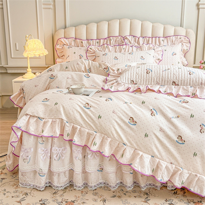 91家纺网 家纺一手货源 找家纺 宜凡家纺 2026新款全棉公主风夹棉床裙三件套 摇摇木马