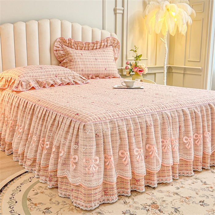 91家纺网 家纺一手货源 找家纺 宜凡家纺 2026新款全棉公主风夹棉床裙三件套 樱桃蝴蝶结