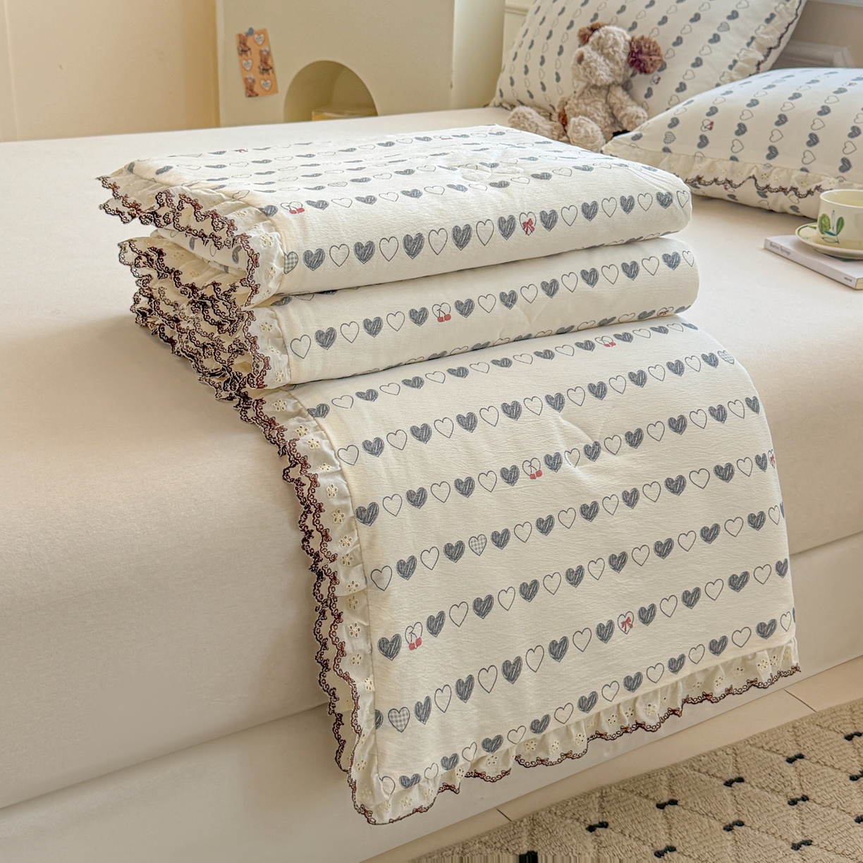 91家纺网 家纺一手货源 找家纺 鑫贝阳 2026新款韩版花边邹邹绵夏被 爱心格