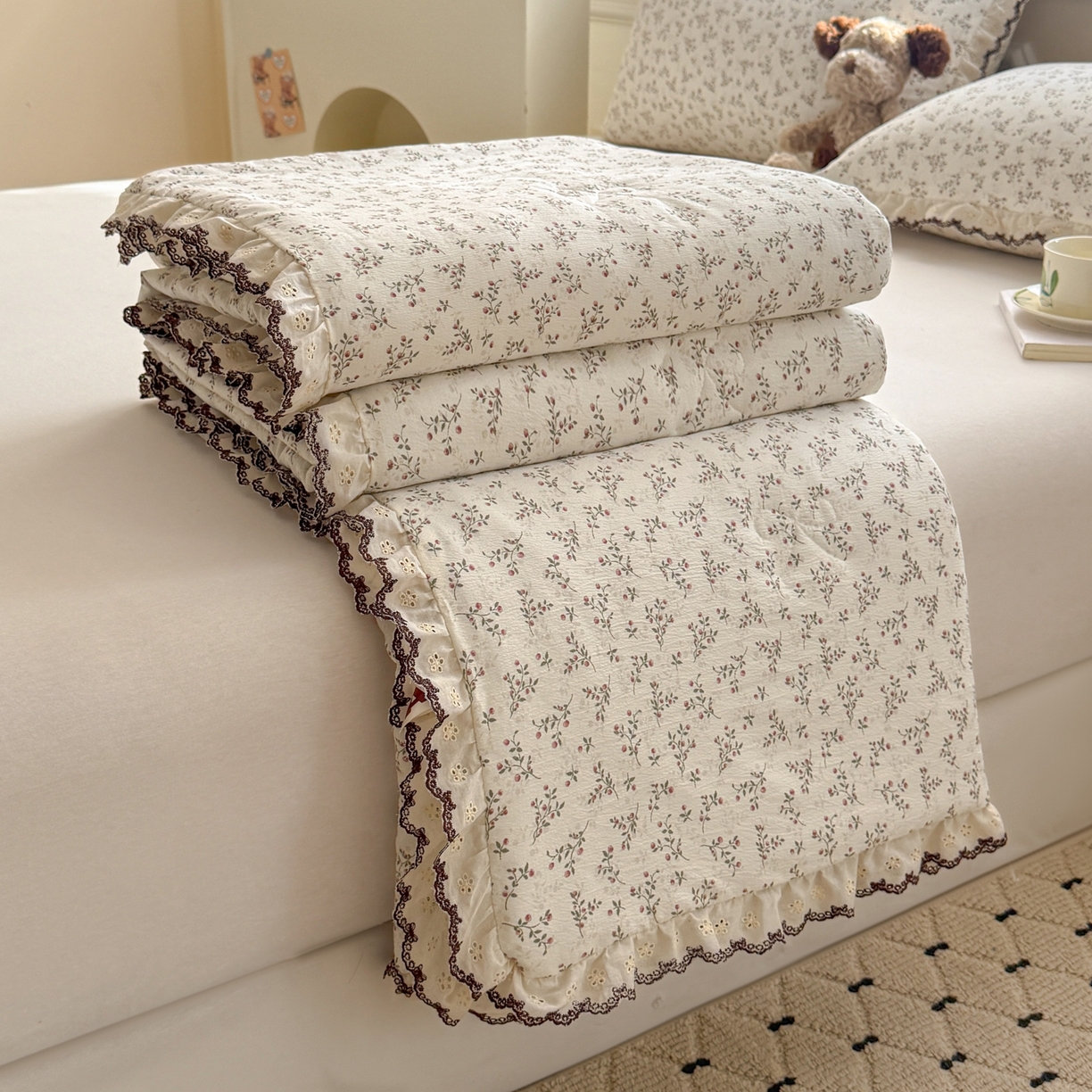 91家纺网 家纺一手货源 找家纺 鑫贝阳 2026新款韩版花边邹邹绵夏被 奶雾花野