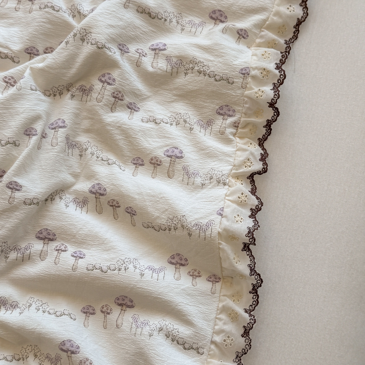 91家纺网 家纺一手货源 找家纺 鑫贝阳 2026新款韩版花边邹邹绵夏被 蘑菇小森林