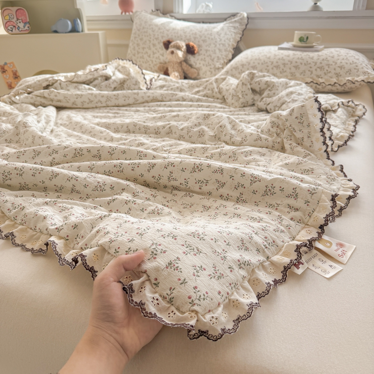 91家纺网 家纺一手货源 找家纺 鑫贝阳 2026新款韩版花边邹邹绵夏被 奶雾花野