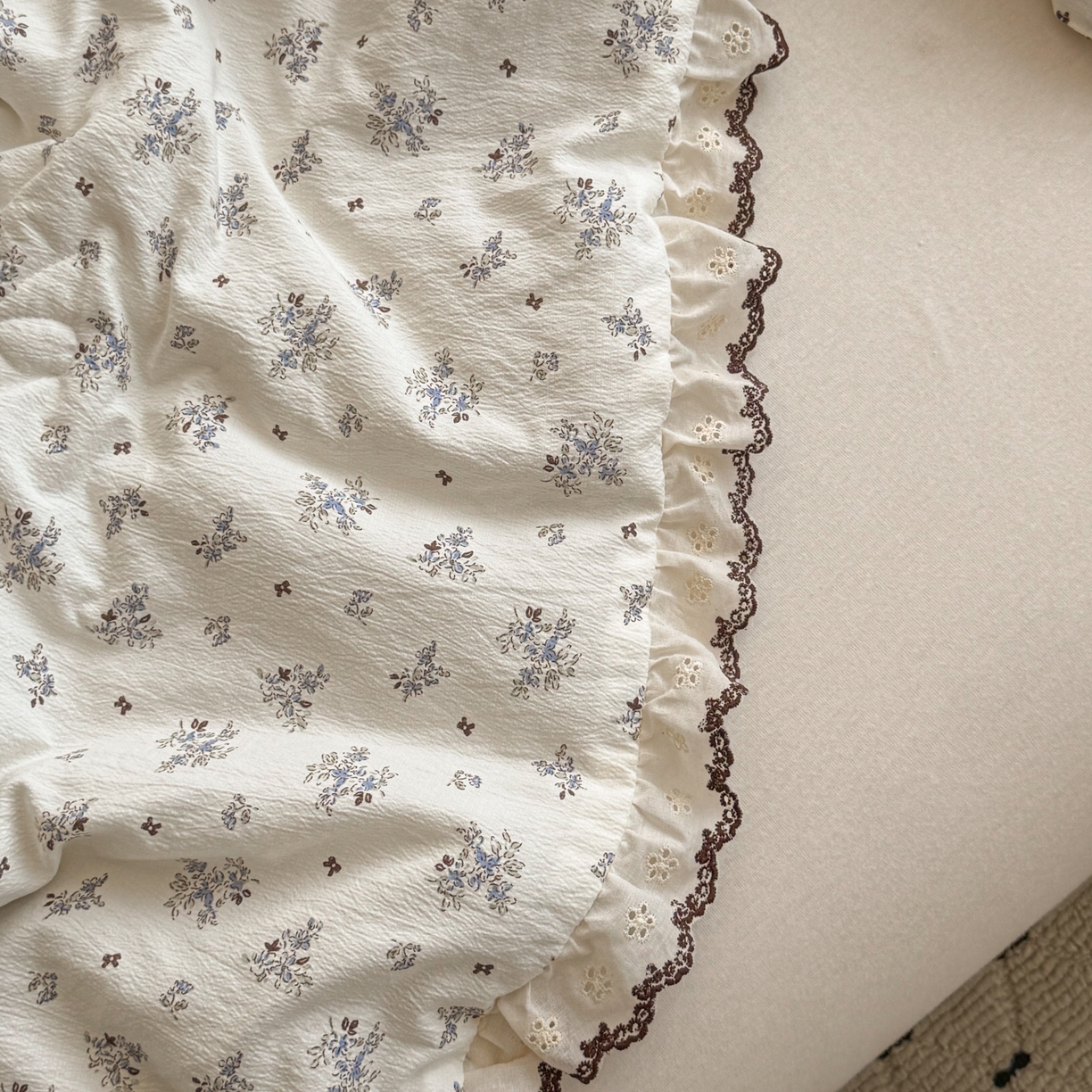 91家纺网 家纺一手货源 找家纺 鑫贝阳 2026新款韩版花边邹邹绵夏被 碎碎小碎花