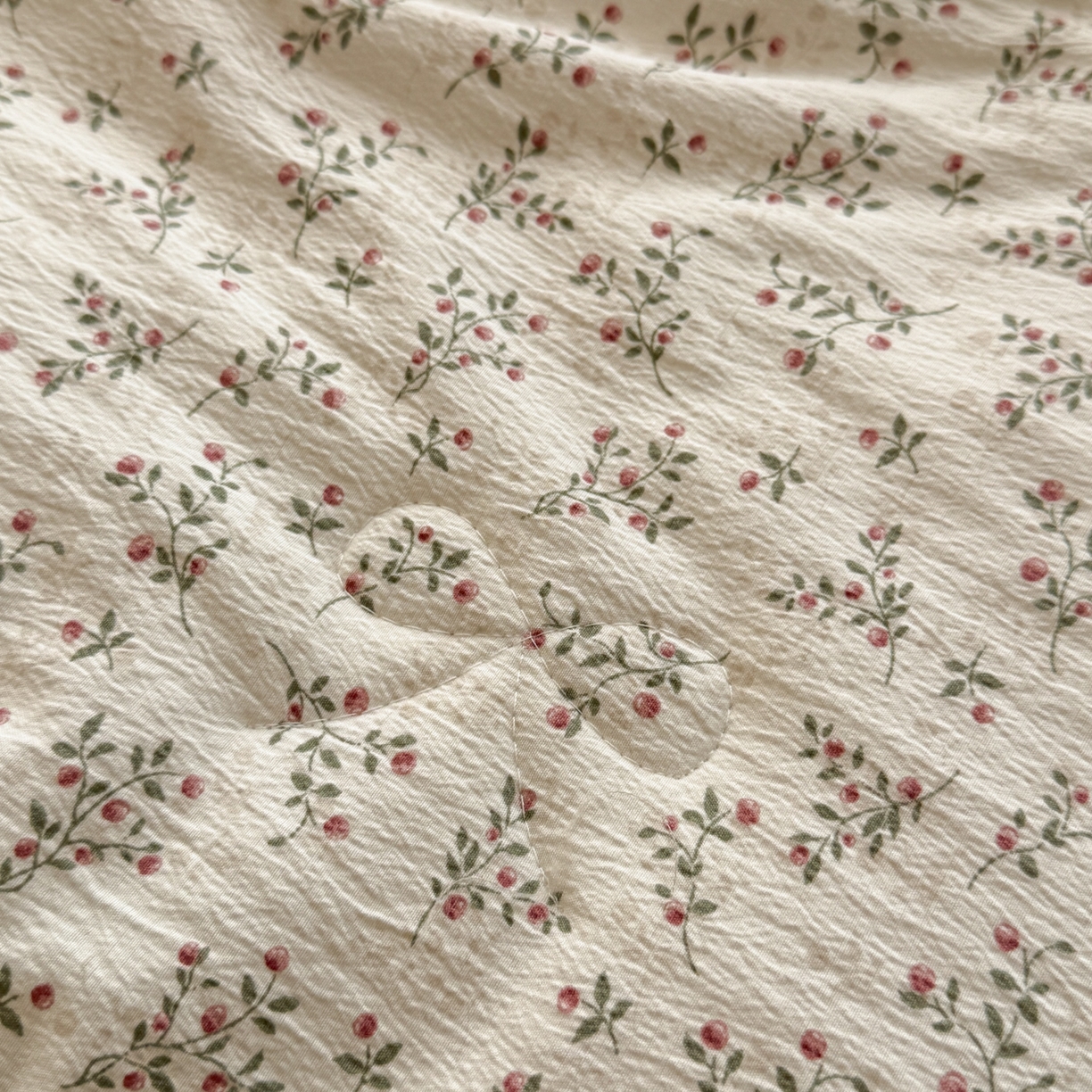 91家纺网 家纺一手货源 找家纺 鑫贝阳 2026新款韩版花边邹邹绵夏被 奶雾花野