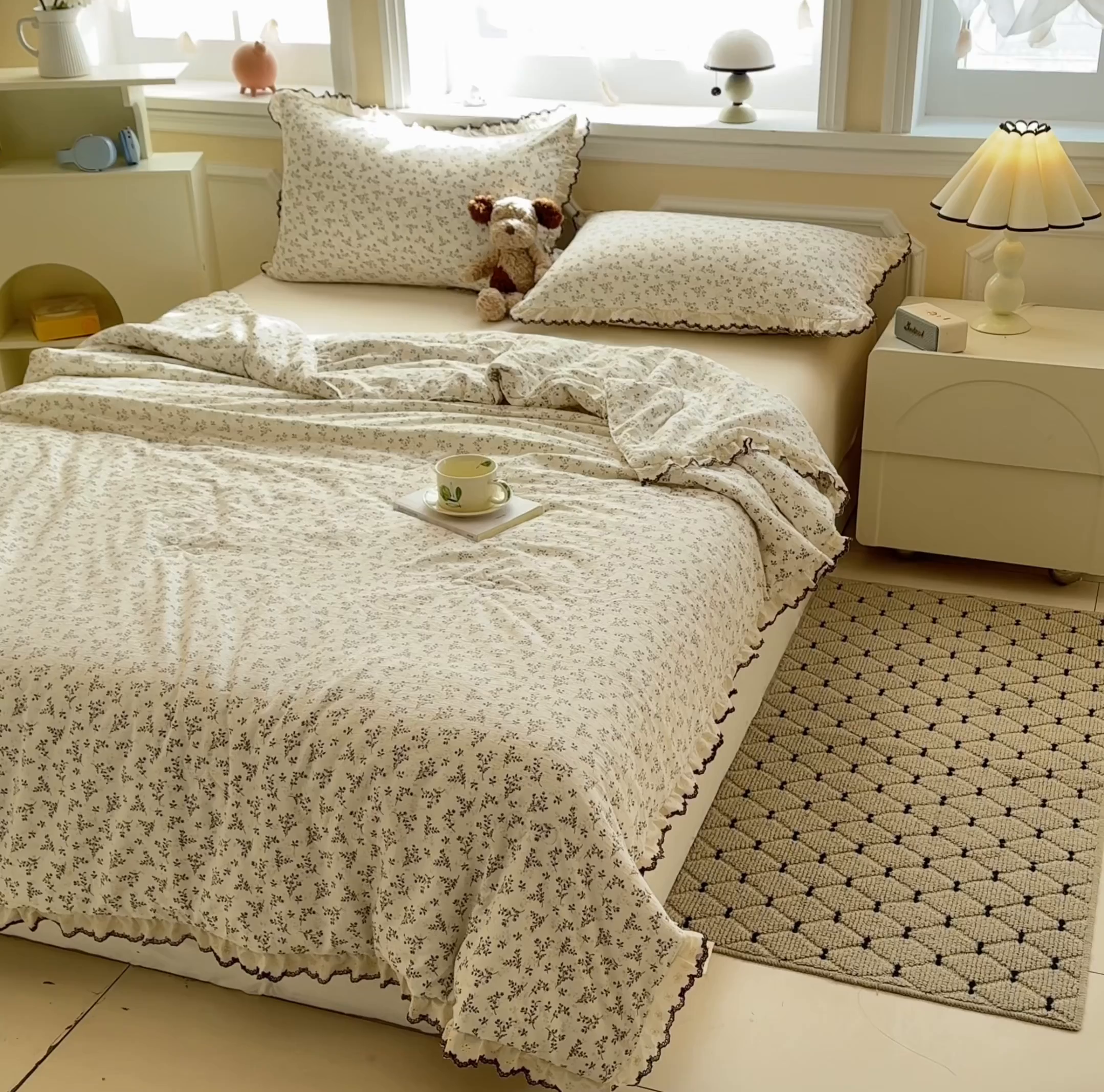 91家纺网 家纺一手货源 找家纺 鑫贝阳 2026新款韩版花边邹邹绵夏被 奶雾花野