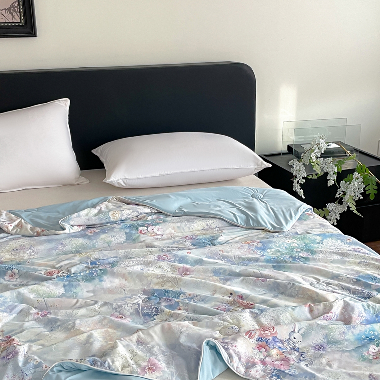 91家纺网 家纺一手货源 找家纺 鑫贝阳 2026新款锦氨凉感丝夏被 花园兔-蓝