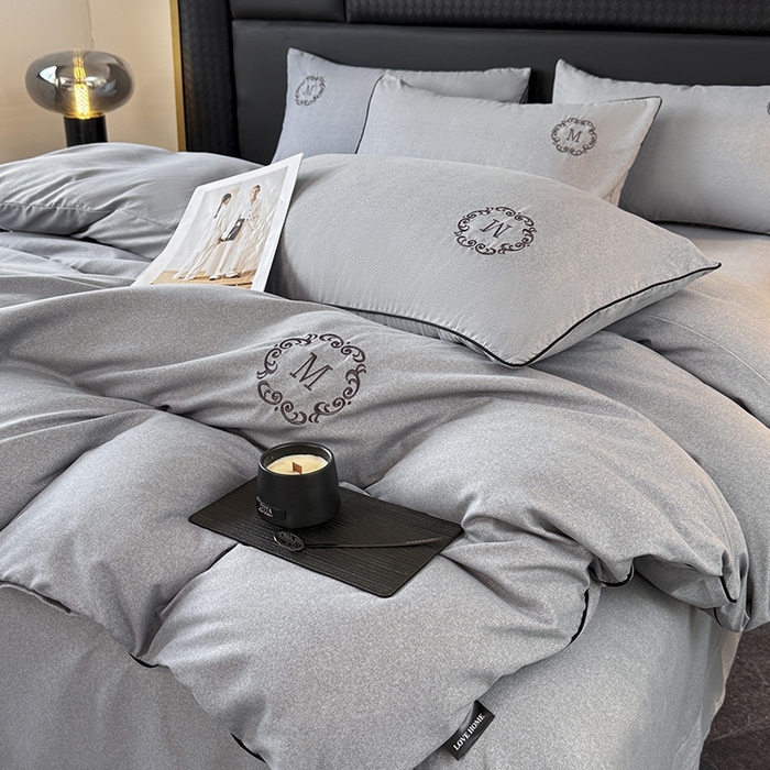 91家纺网 家纺一手货源 找家纺 梵克保罗 2026新款加厚肌理纹碳素磨毛刺绣嵌绳轻奢四件套-慕韵 慕韵-灰