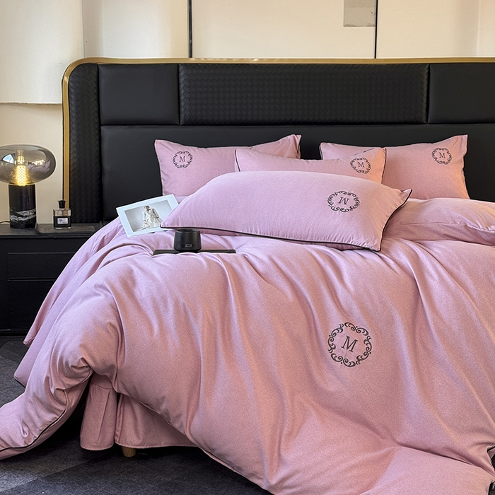 91家纺网 家纺一手货源 找家纺 （总）梵克保罗 2026新款加厚肌理纹碳素磨毛刺绣嵌绳轻奢四件套-慕韵