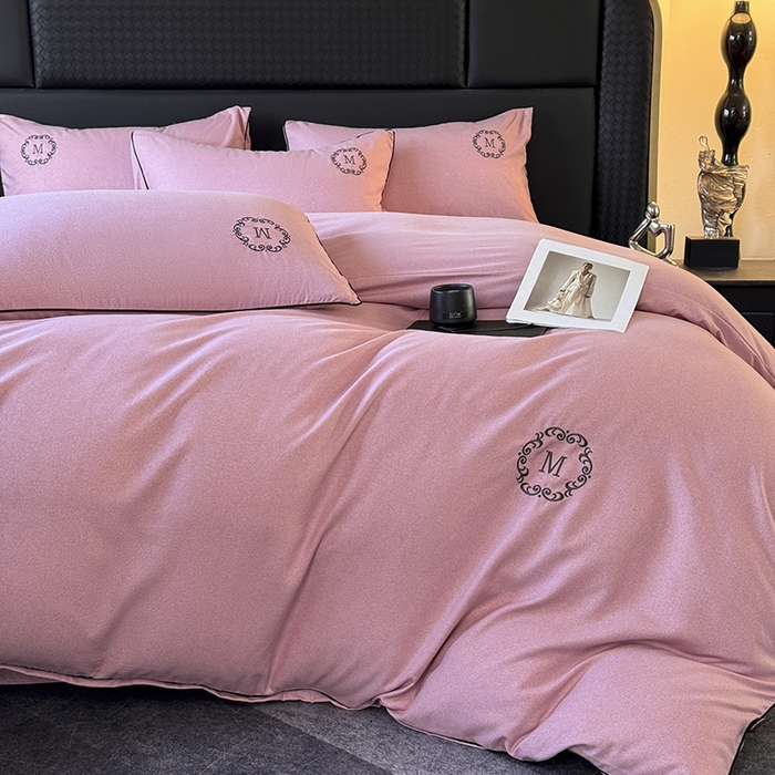 91家纺网 家纺一手货源 找家纺 梵克保罗 2026新款加厚肌理纹碳素磨毛刺绣嵌绳轻奢四件套-慕韵 慕韵-豆沙