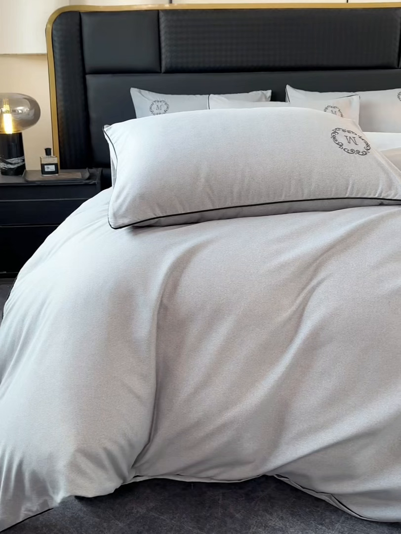 91家纺网 家纺一手货源 找家纺 梵克保罗 2026新款加厚肌理纹碳素磨毛刺绣嵌绳轻奢四件套-慕韵 慕韵-灰