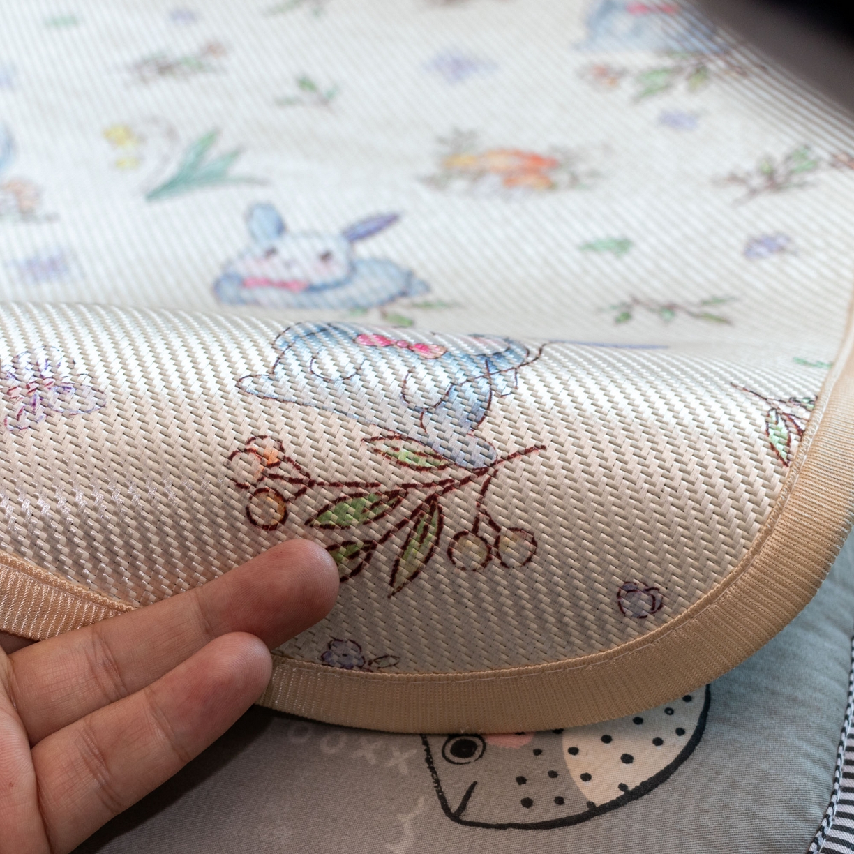 91家纺网 家纺一手货源 找家纺 欣宜家纺 2026春夏新款窄边儿童凉席 草丛兔