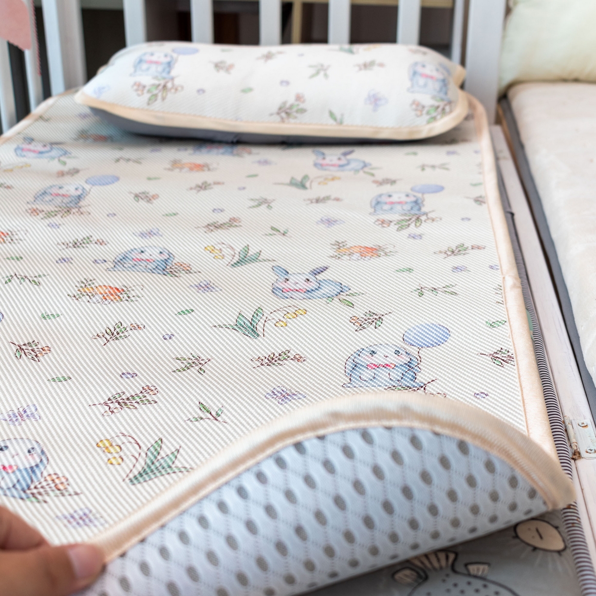 91家纺网 家纺一手货源 找家纺 欣宜家纺 2026春夏新款窄边儿童凉席 草丛兔