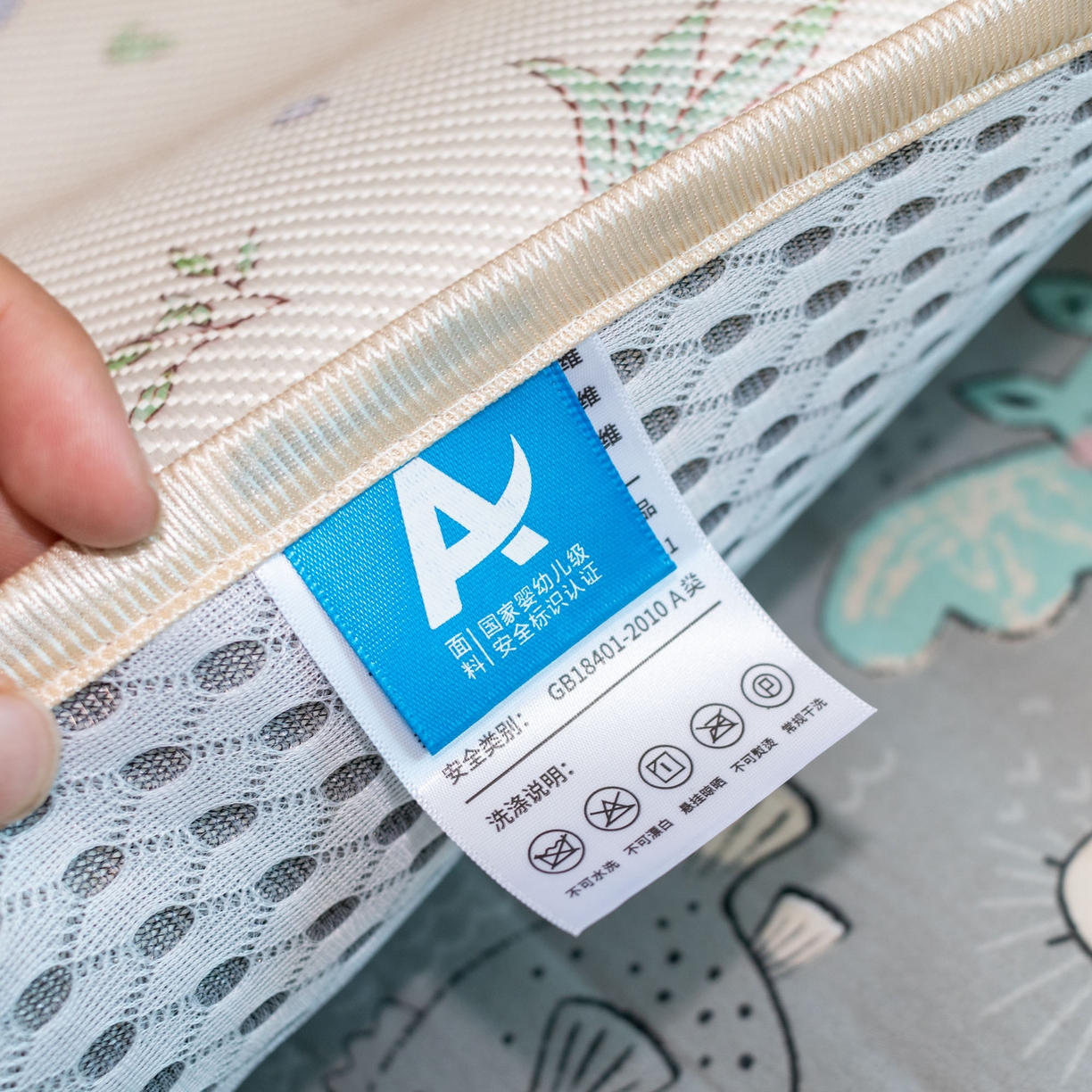 91家纺网 家纺一手货源 找家纺 欣宜家纺 2026春夏新款窄边儿童凉席 草丛兔