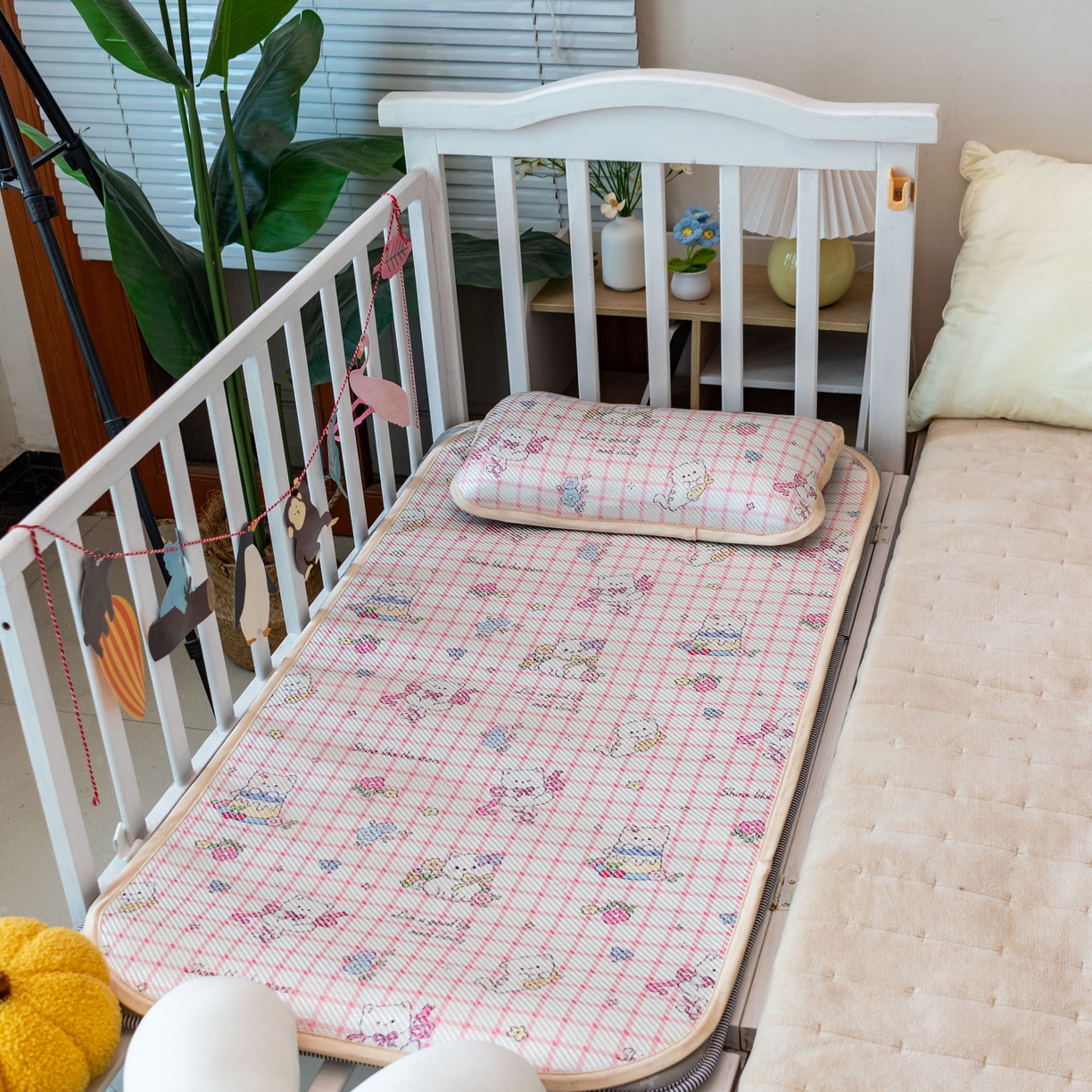 91家纺网 家纺一手货源 找家纺 欣宜家纺 2026春夏新款窄边儿童凉席 丝带猫咪