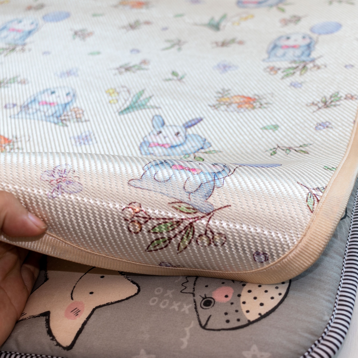 91家纺网 家纺一手货源 找家纺 欣宜家纺 2026春夏新款窄边儿童凉席 草丛兔