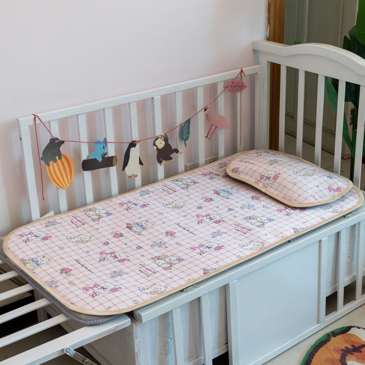 91家纺网 家纺一手货源 找家纺 欣宜家纺 2026春夏新款窄边儿童凉席 丝带猫咪