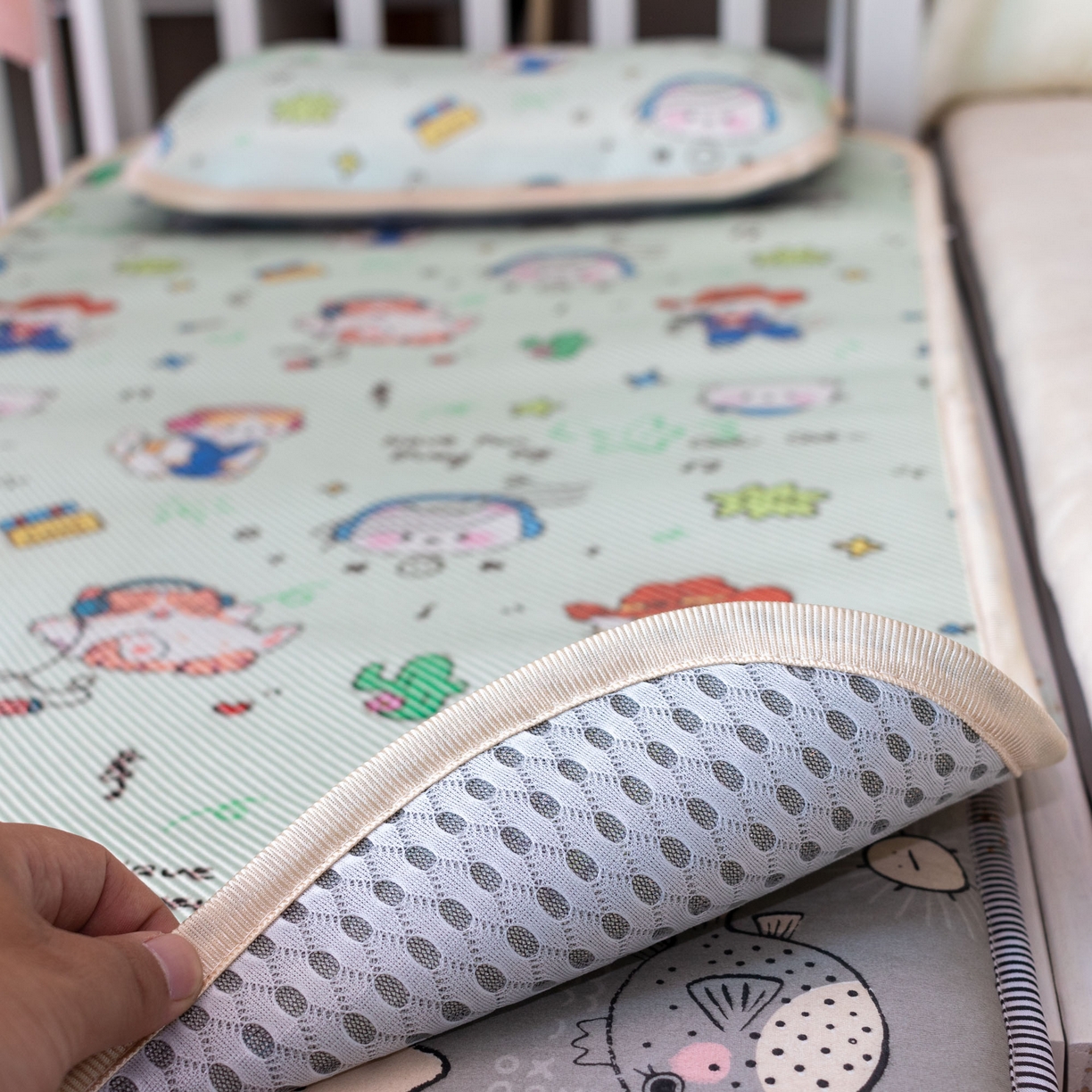 91家纺网 家纺一手货源 找家纺 欣宜家纺 2026春夏新款窄边儿童凉席 牛仔猫