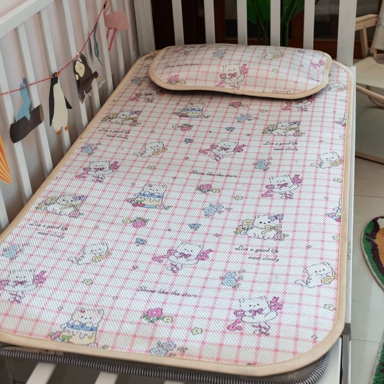 91家纺网 家纺一手货源 找家纺 欣宜家纺 2026春夏新款窄边儿童凉席 丝带猫咪