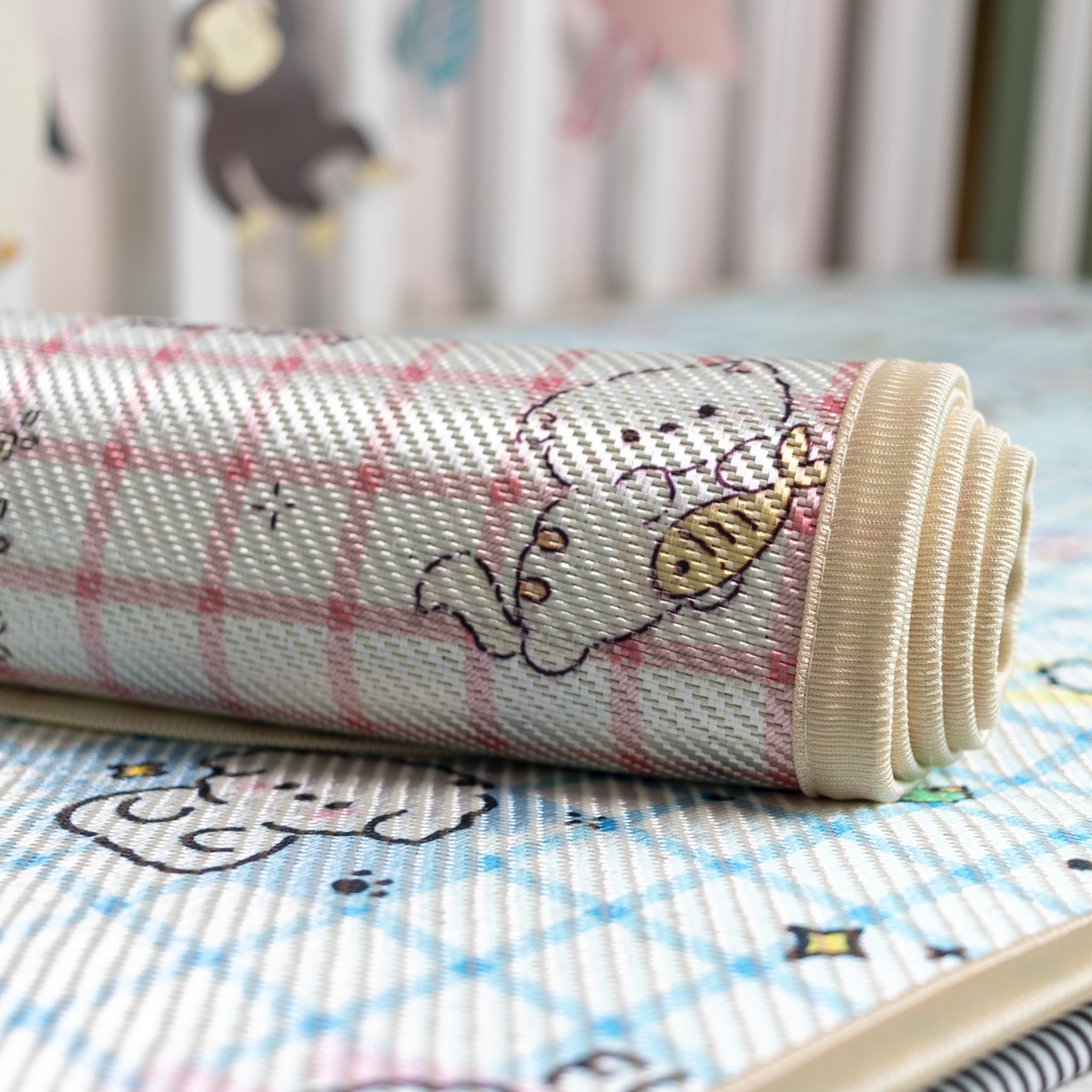 91家纺网 家纺一手货源 找家纺 欣宜家纺 2026春夏新款窄边儿童凉席 丝带猫咪