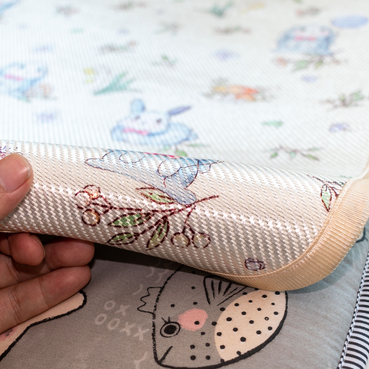 91家纺网 家纺一手货源 找家纺 欣宜家纺 2026春夏新款窄边儿童凉席 草丛兔