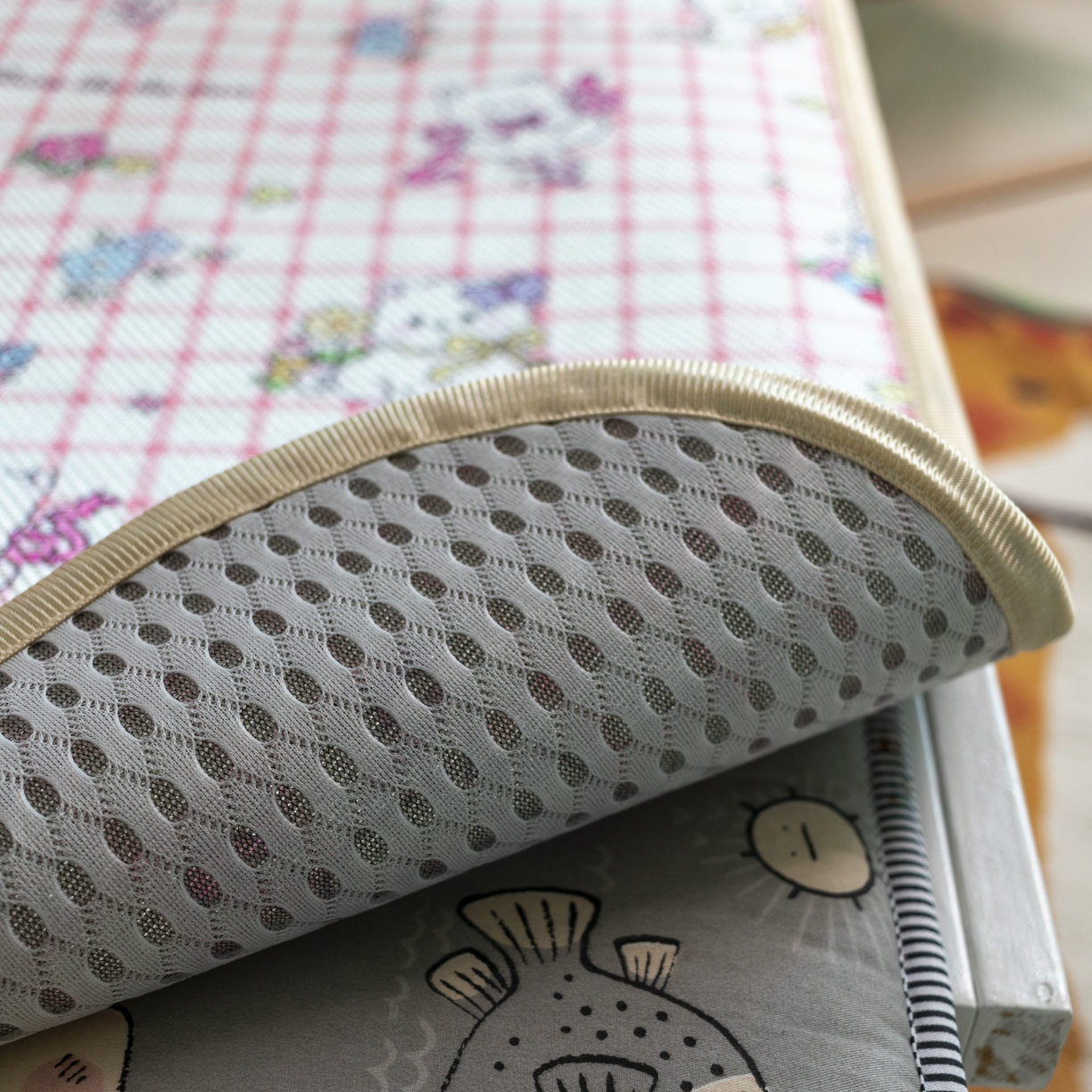 91家纺网 家纺一手货源 找家纺 欣宜家纺 2026春夏新款窄边儿童凉席 丝带猫咪