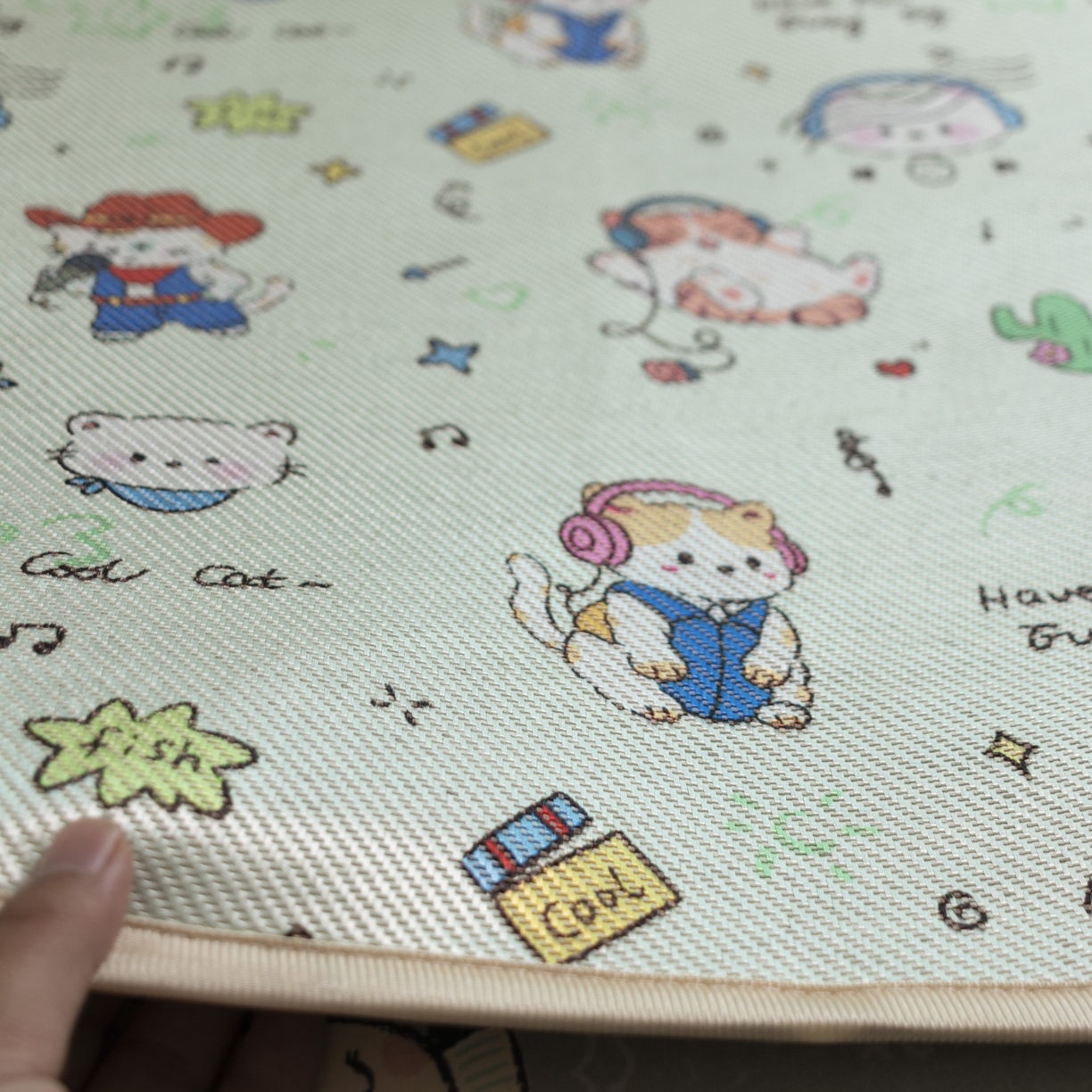 91家纺网 家纺一手货源 找家纺 欣宜家纺 2026春夏新款窄边儿童凉席 牛仔猫