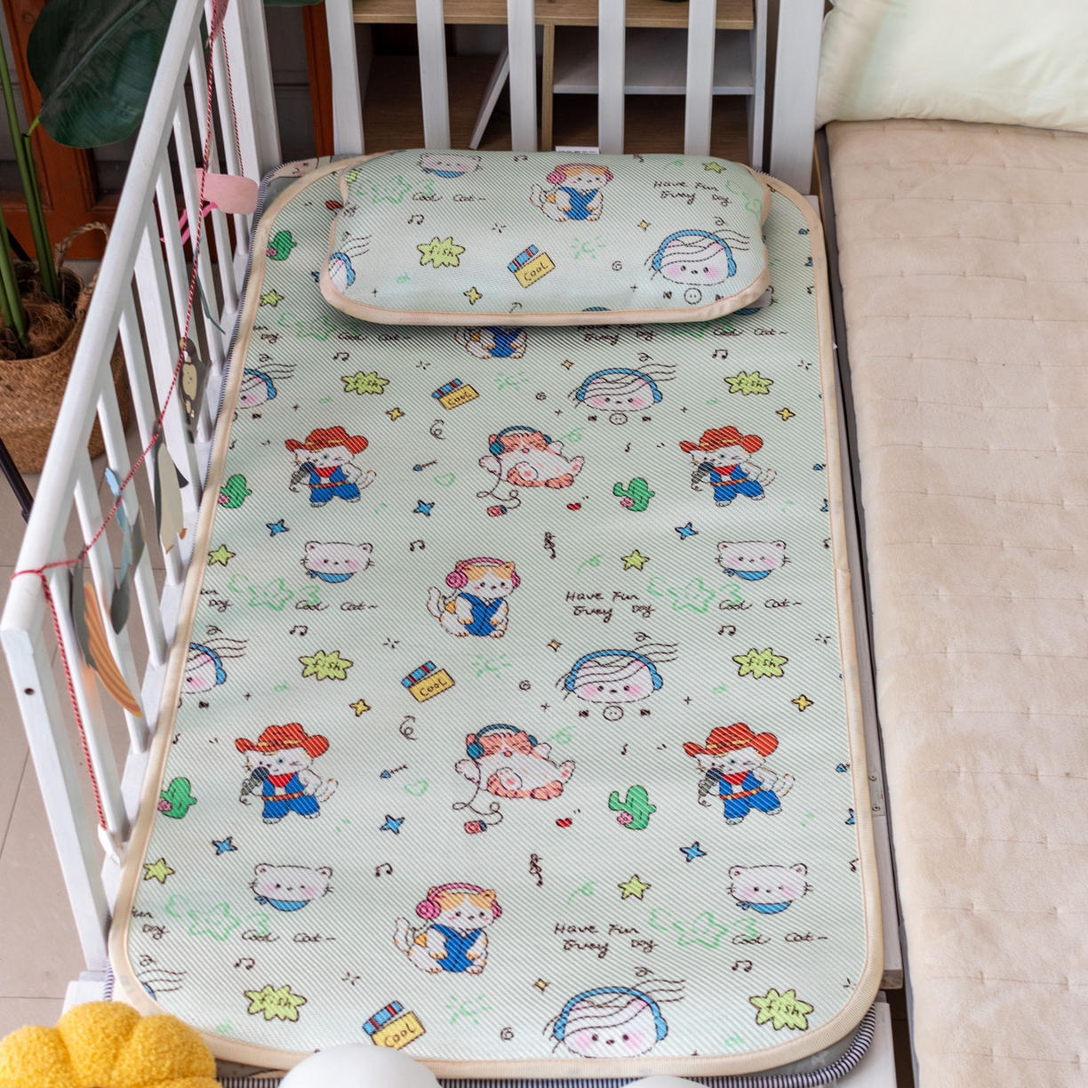 91家纺网 家纺一手货源 找家纺 欣宜家纺 2026春夏新款窄边儿童凉席 牛仔猫