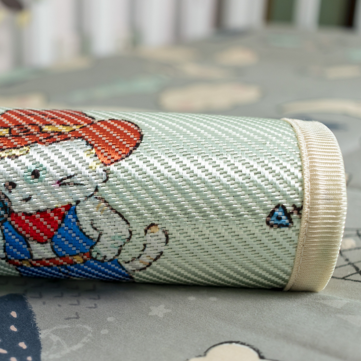 91家纺网 家纺一手货源 找家纺 欣宜家纺 2026春夏新款窄边儿童凉席 牛仔猫