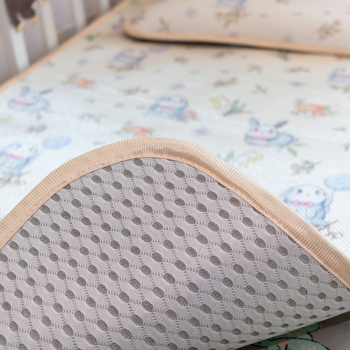 91家纺网 家纺一手货源 找家纺 欣宜家纺 2026春夏新款窄边儿童凉席 草丛兔