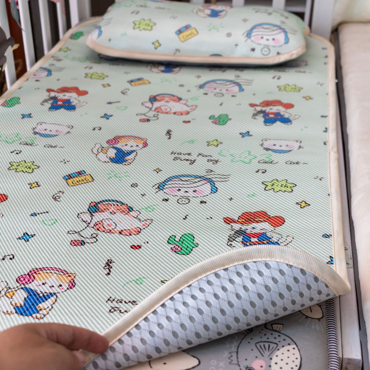 91家纺网 家纺一手货源 找家纺 欣宜家纺 2026春夏新款窄边儿童凉席 牛仔猫