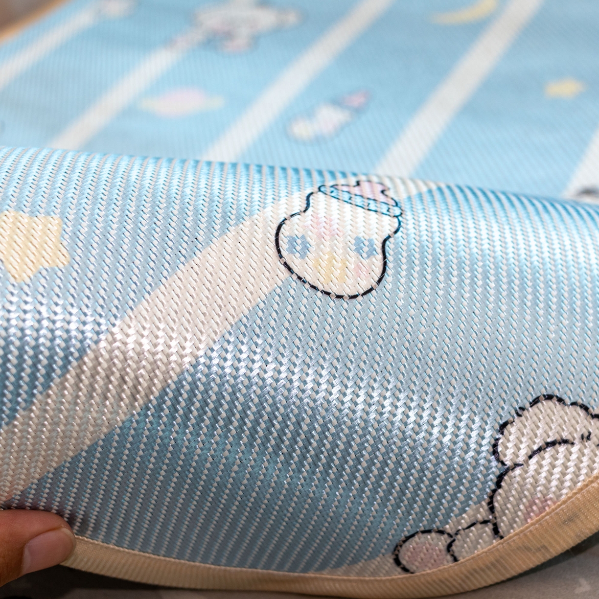 91家纺网 家纺一手货源 找家纺 欣宜家纺 2026春夏新款窄边儿童凉席 小奶瓶