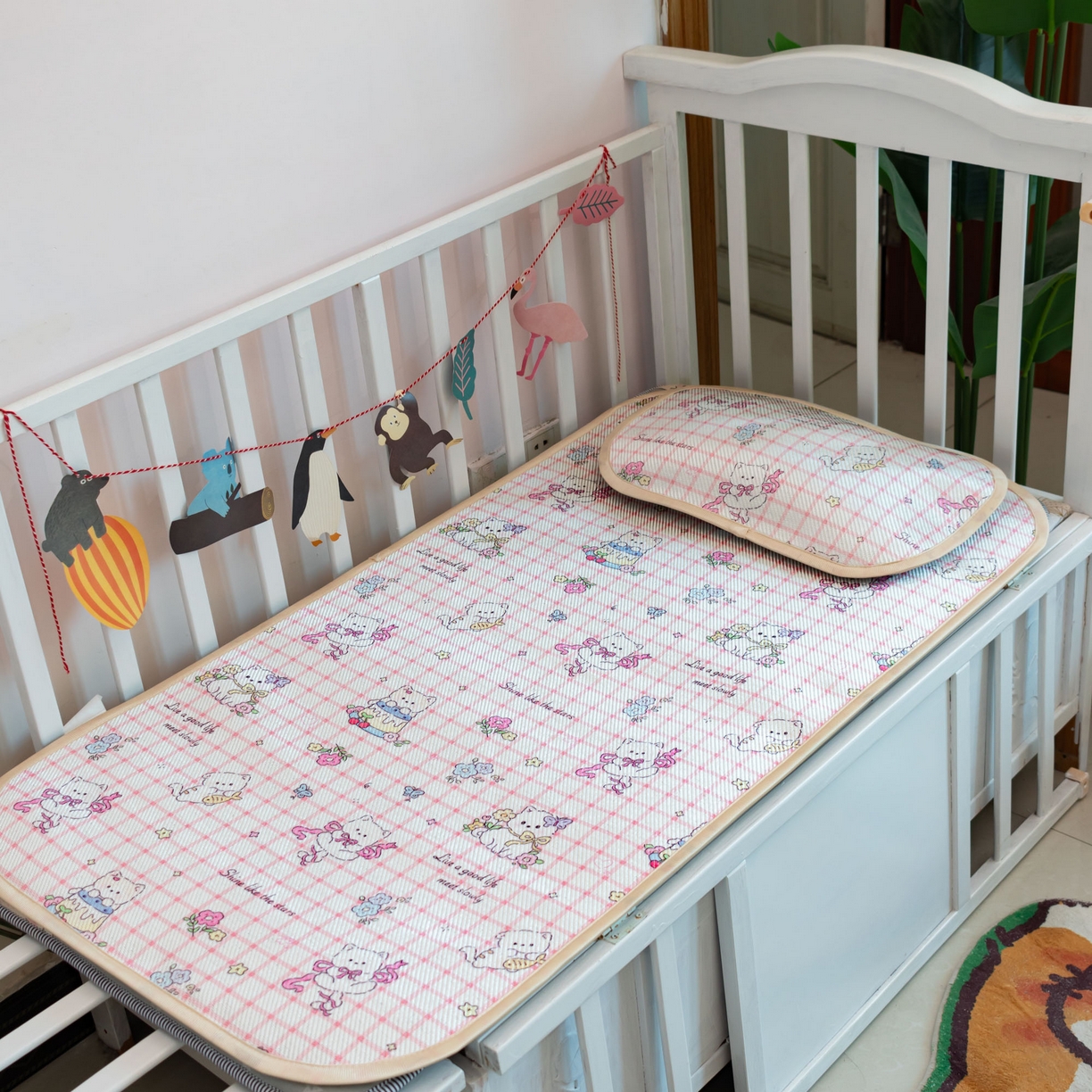 91家纺网 家纺一手货源 找家纺 欣宜家纺 2026春夏新款窄边儿童凉席 丝带猫咪