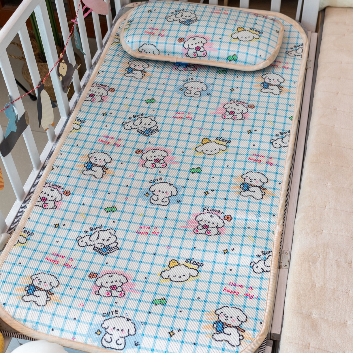 91家纺网 家纺一手货源 找家纺 欣宜家纺 2026春夏新款窄边儿童凉席 波点狗