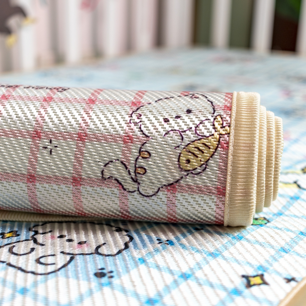 91家纺网 家纺一手货源 找家纺 欣宜家纺 2026春夏新款窄边儿童凉席 丝带猫咪