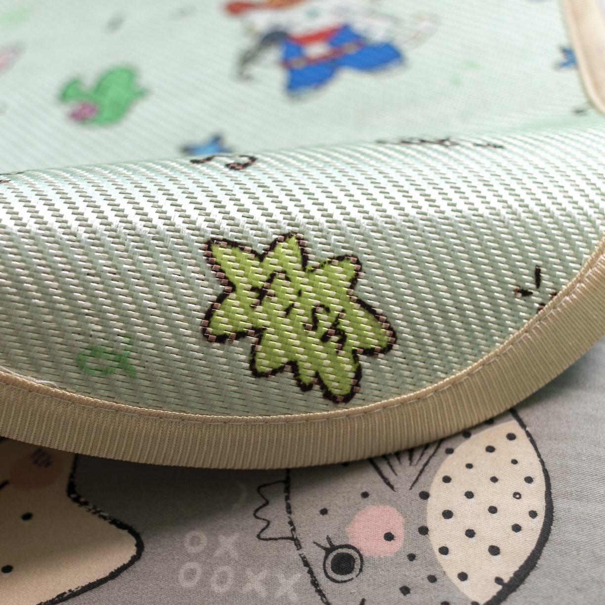 91家纺网 家纺一手货源 找家纺 欣宜家纺 2026春夏新款窄边儿童凉席 牛仔猫