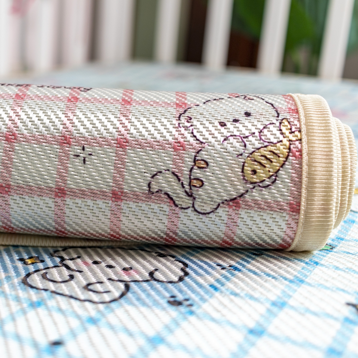 91家纺网 家纺一手货源 找家纺 欣宜家纺 2026春夏新款窄边儿童凉席 丝带猫咪