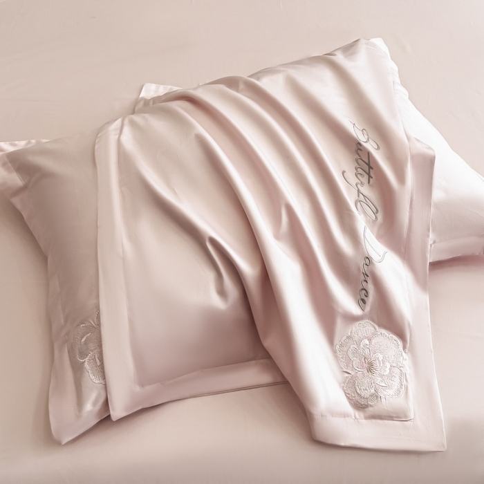 91家纺网 家纺一手货源 找家纺 绘萱家居 2026直播爆款纯棉100%全棉纯棉绣花四件套圆角吊边床单款纯色百分百 蝶舞牡丹-粉