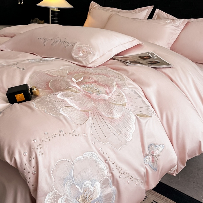 91家纺网 家纺一手货源 找家纺 绘萱家居 2026直播爆款纯棉100%全棉纯棉绣花四件套圆角吊边床单款纯色百分百 蝶舞牡丹-粉