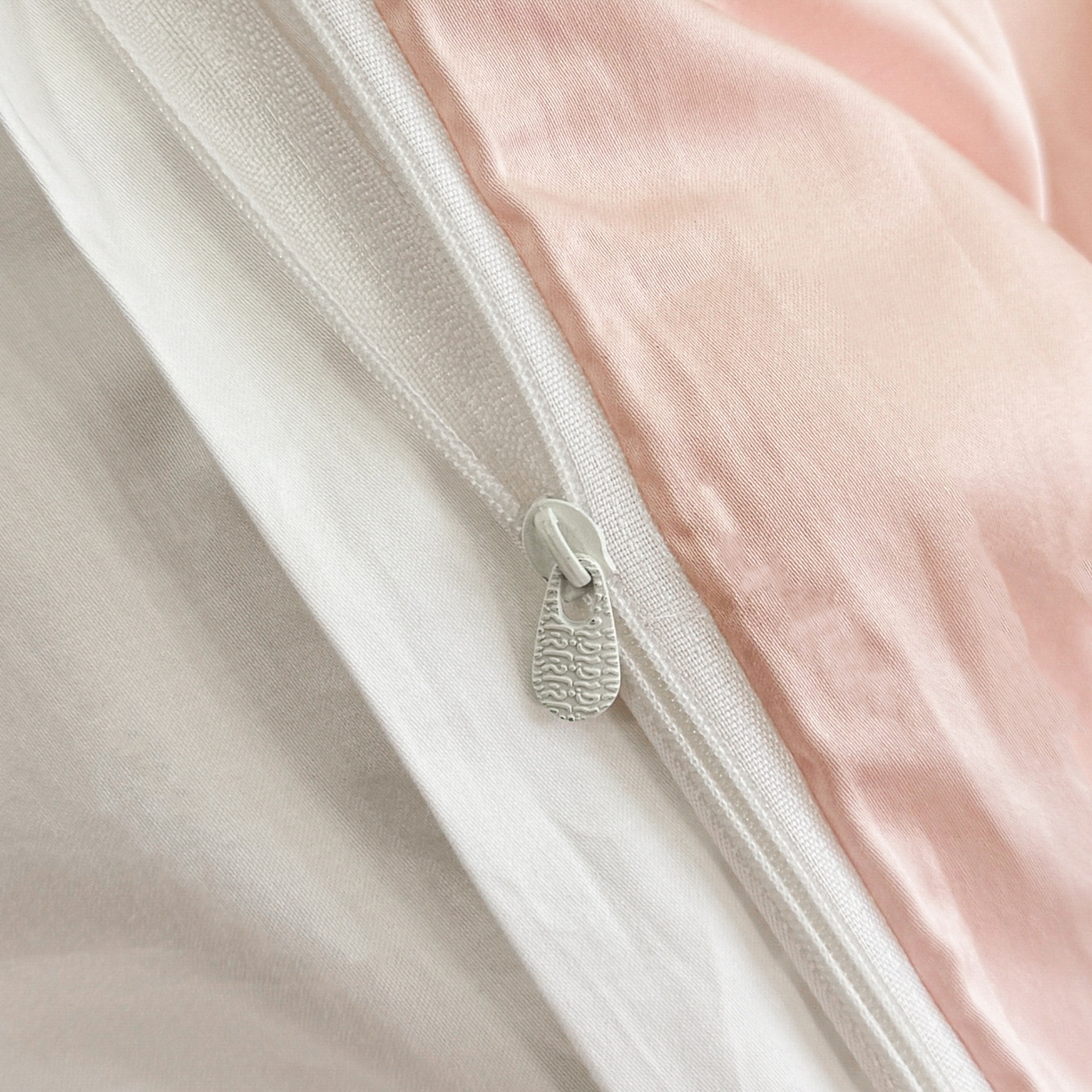 91家纺网 家纺一手货源 找家纺 绘萱家居 2026直播爆款纯棉100%全棉纯棉绣花四件套圆角吊边床单款纯色百分百 艾丽雅-奶白粉