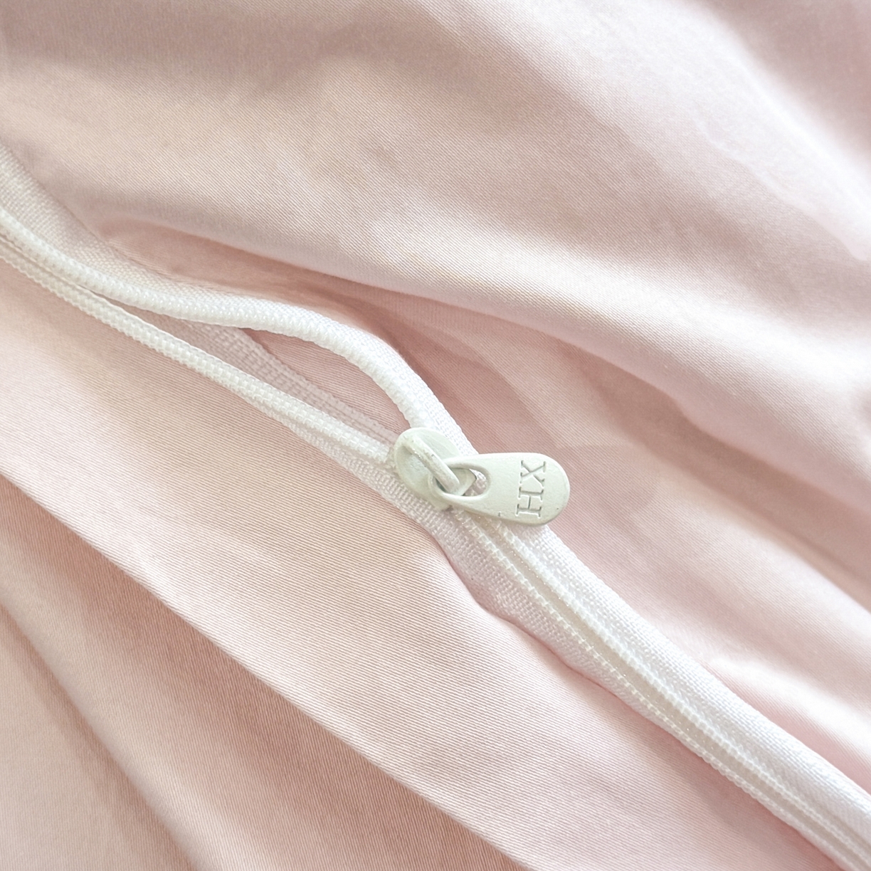 91家纺网 家纺一手货源 找家纺 绘萱家居 2026直播爆款纯棉100%全棉纯棉绣花四件套圆角吊边床单款纯色百分百 艾丽雅-粉