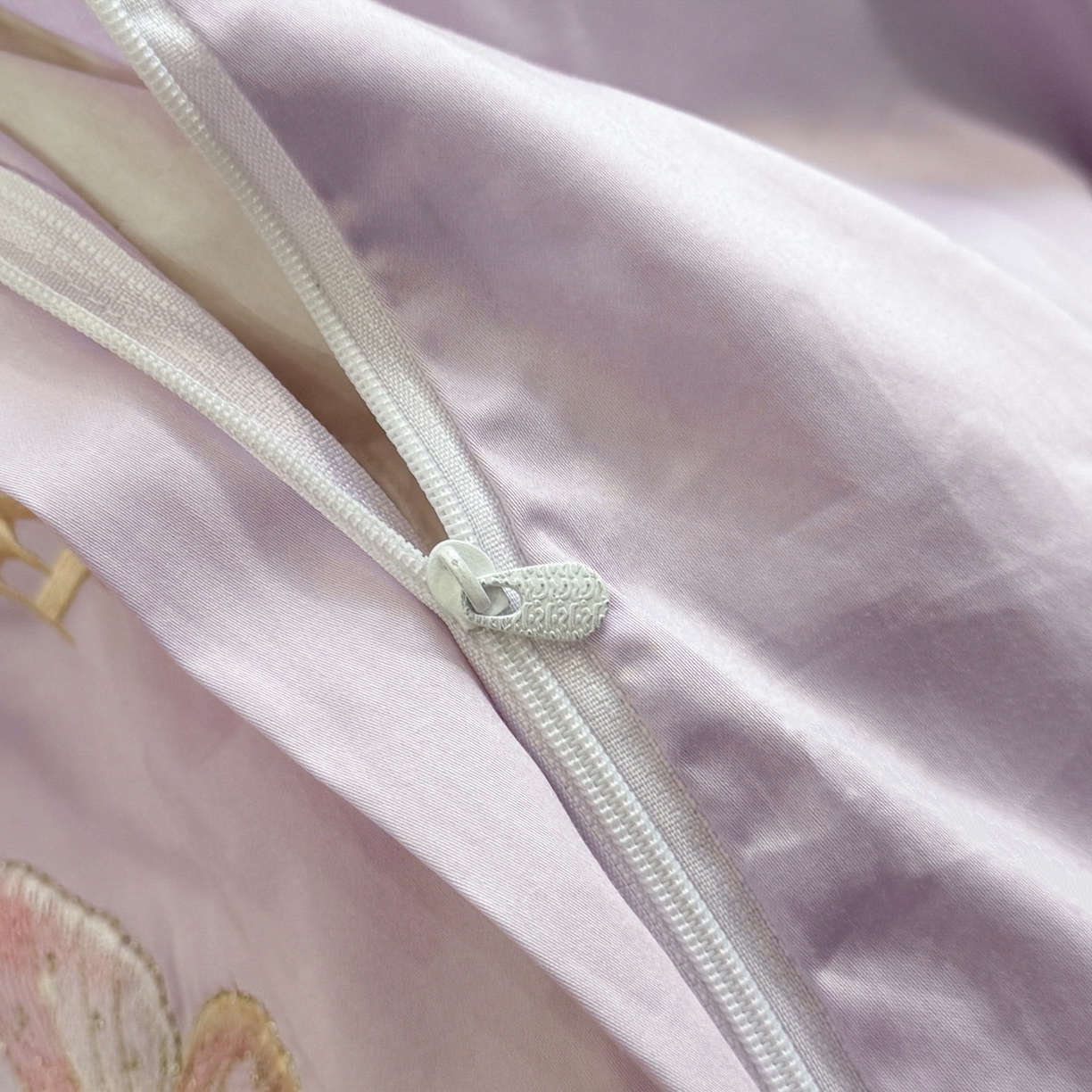 91家纺网 家纺一手货源 找家纺 绘萱家居 2026直播爆款纯棉100%全棉纯棉绣花四件套圆角吊边床单款纯色百分百 艾丽雅-紫