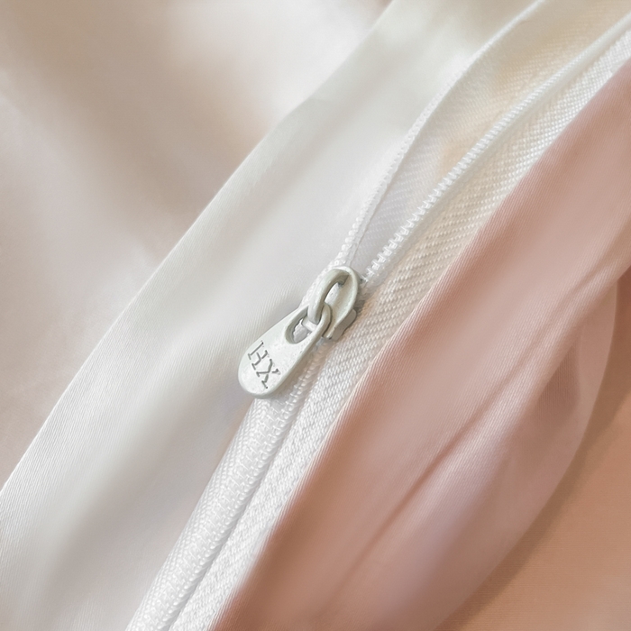 91家纺网 家纺一手货源 找家纺 绘萱家居 2026直播爆款纯棉100%全棉纯棉绣花四件套圆角吊边床单款纯色百分百 七彩福蝶-奶白粉