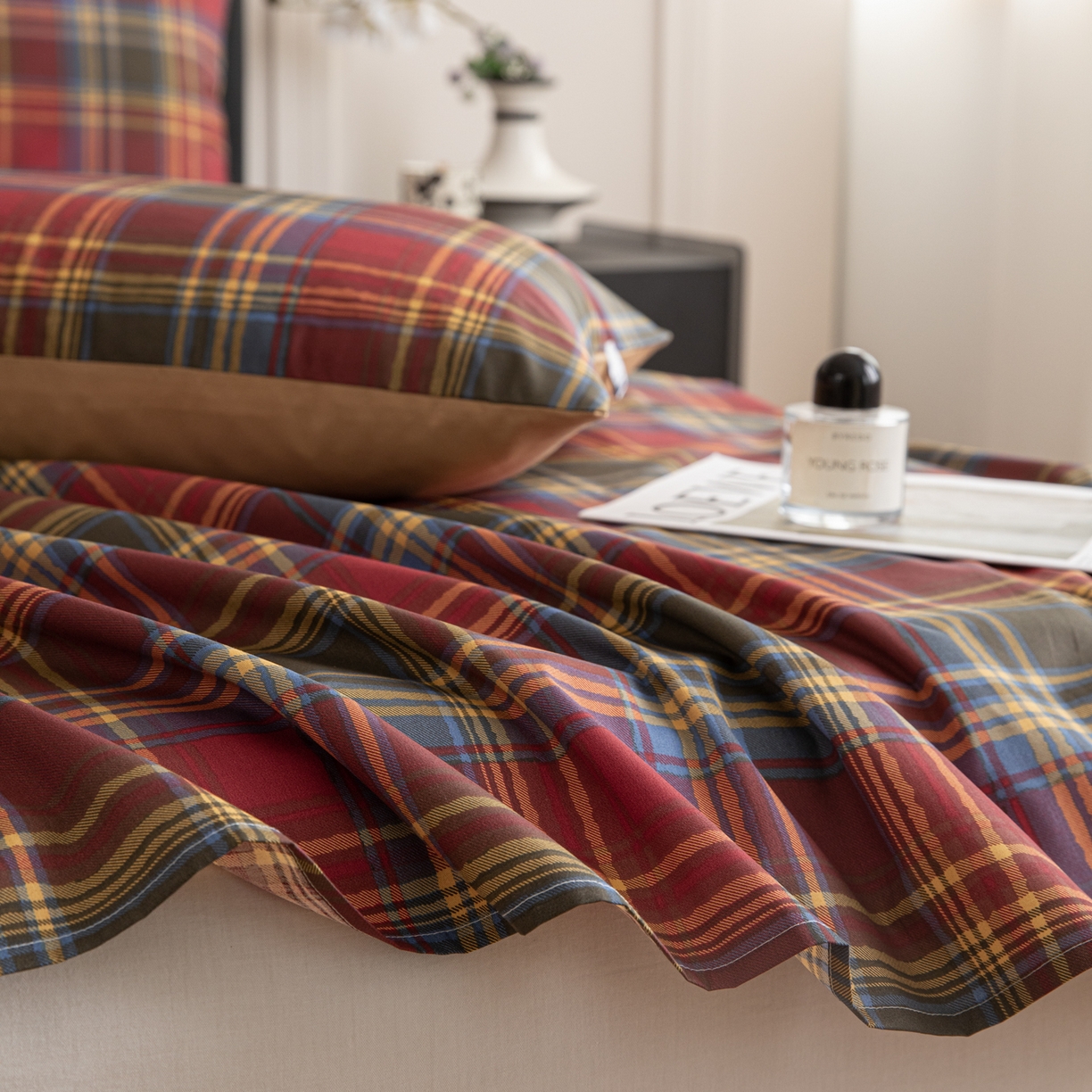 91家纺网 家纺一手货源 找家纺 简宜家居（朝初家纺） 2026新款40支13070全棉简约格子系列A版床单 英伦-炽焰红