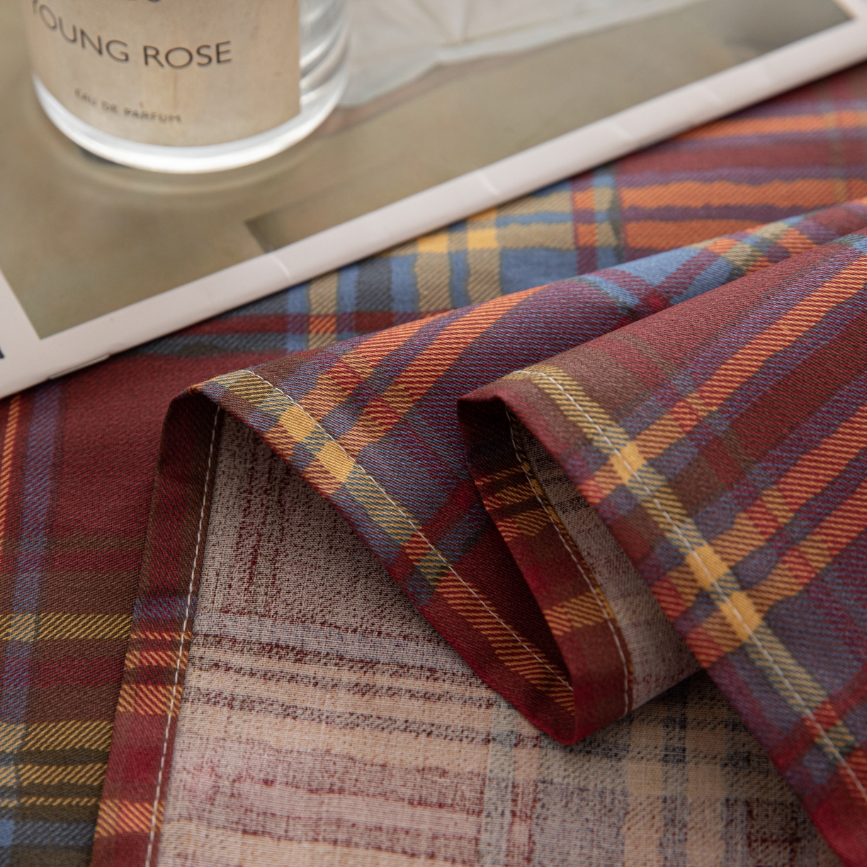 91家纺网 家纺一手货源 找家纺 简宜家居（朝初家纺） 2026新款40支13070全棉简约格子系列A版床单 英伦-炽焰红