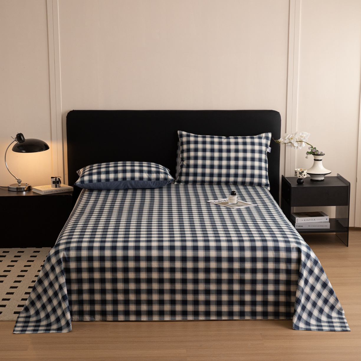 91家纺网 家纺一手货源 找家纺 简宜家居（朝初家纺） 2026新款40支13070全棉简约格子系列A版床单 藏青学院