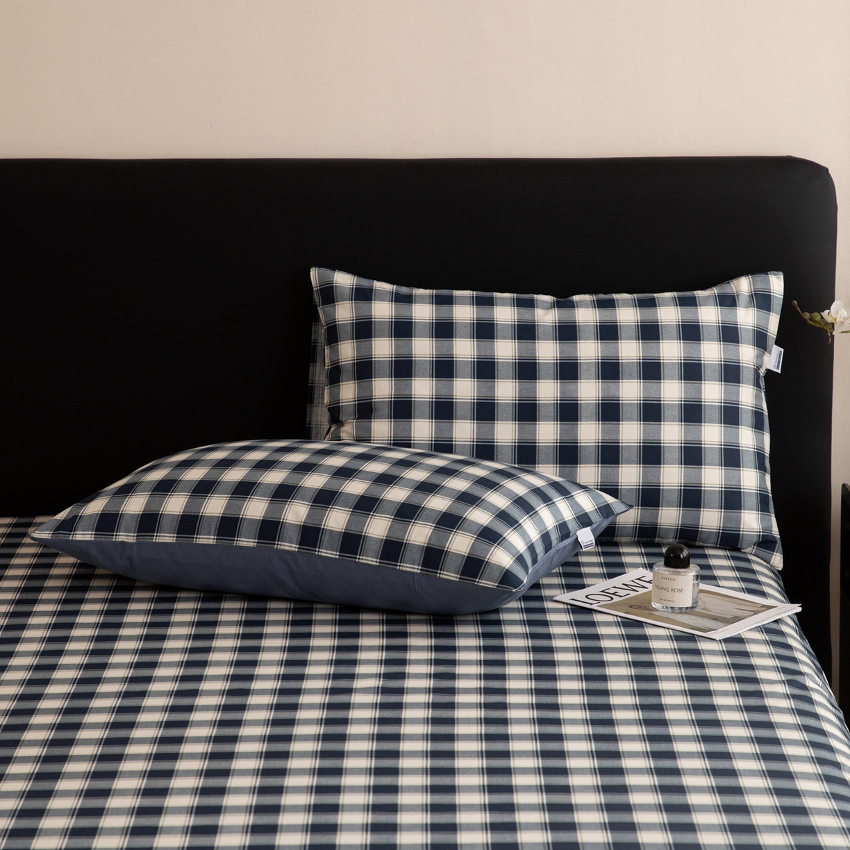 91家纺网 家纺一手货源 找家纺 简宜家居（朝初家纺） 2026新款40支13070全棉简约格子系列A版床单 藏青学院