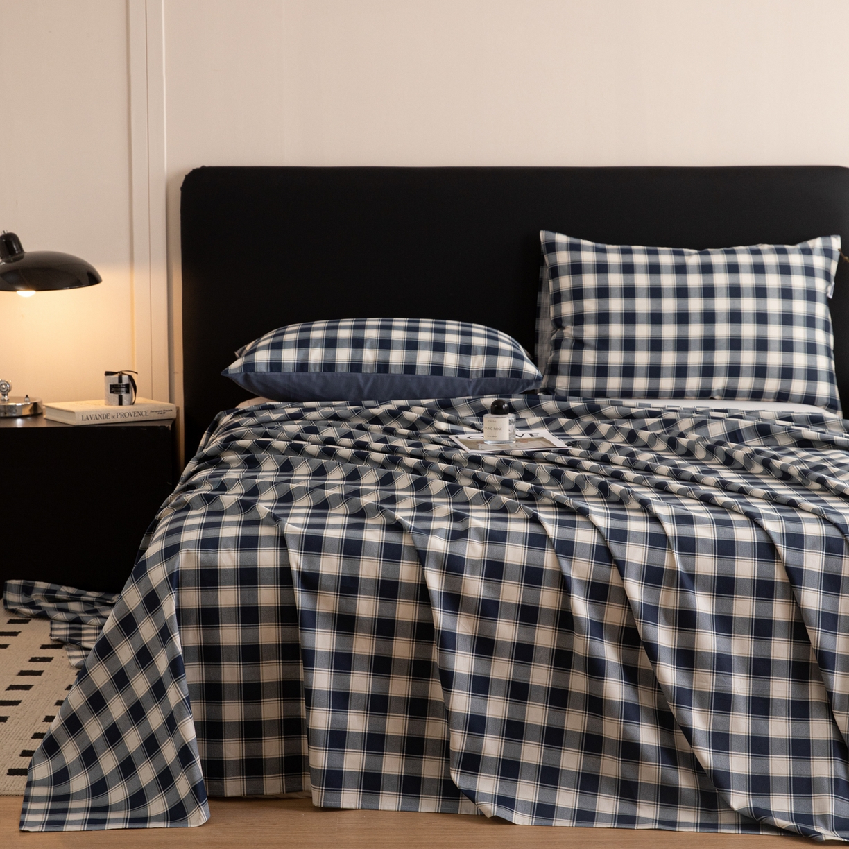 91家纺网 家纺一手货源 找家纺 简宜家居（朝初家纺） 2026新款40支13070全棉简约格子系列A版床单 藏青学院